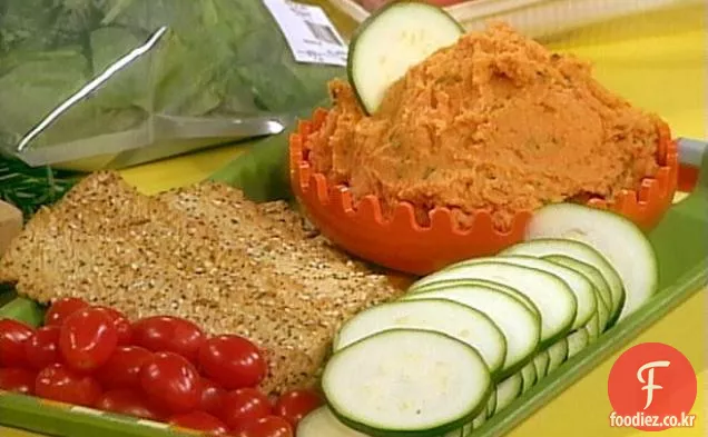 병아리 콩,구운 고추 및 로즈마리가 평평한 빵,포도 토마토 및 주키니 디스크로 퍼졌습니다