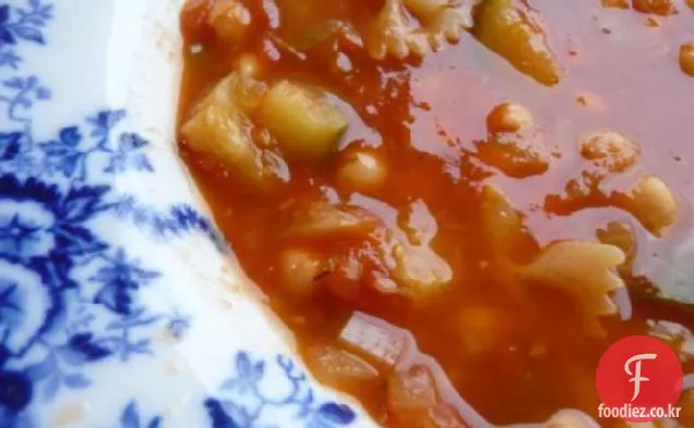 병아리 콩과 파스타 수프