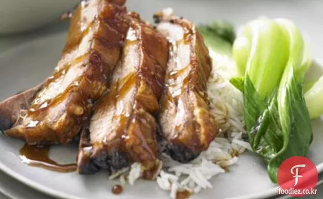 채소와 중국 찐 배꼽 돼지 고기