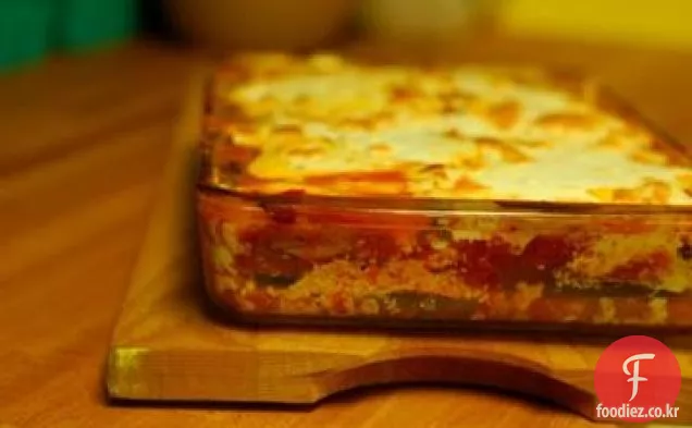 구운 토마토 소스를 곁들인 구운 가지 라자냐