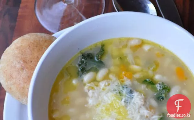브로콜리 라베를 곁들인 에머 릴의 토스카나 흰 콩 수프