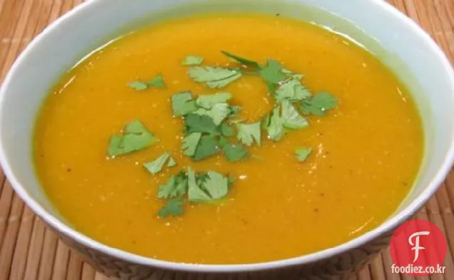 가을 골드 버터 넛 스쿼시 수프-태국에서 영감을 얻은 맛