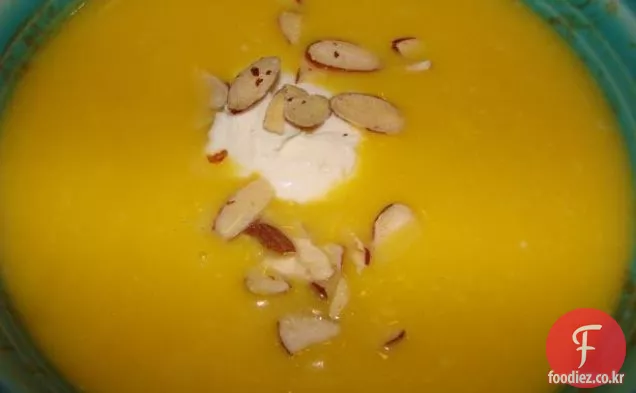 토마토 머리의 버터넛 스쿼시 수프