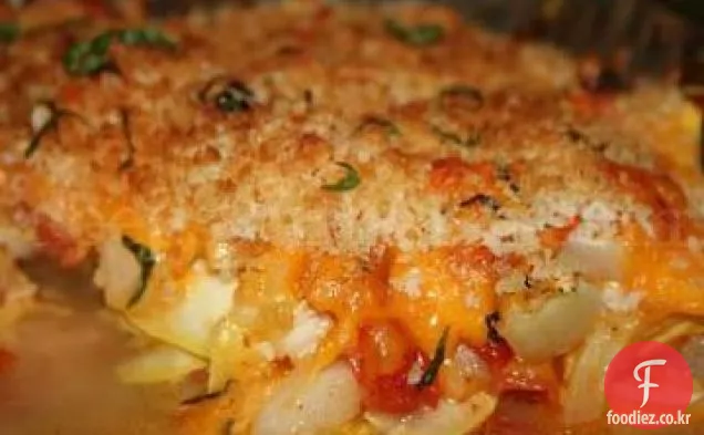 신선한 토마토와 여름 스쿼시 빵