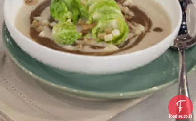 브뤼셀 콩나물과 밤을 곁들인 셀러리 뿌리 수프