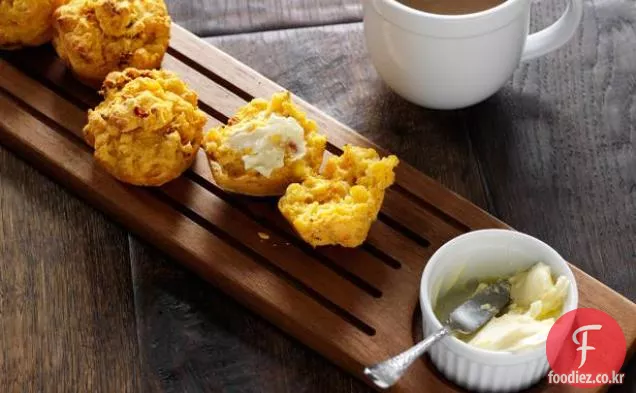 마늘과 햇볕에 말린 토마토 옥수수 머핀