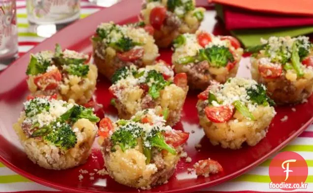 구운 마카로니와 치즈 컵 케이크