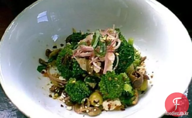 카리안의 브로콜리,그린 올리브,햇볕에 말린 토마토 샐러드