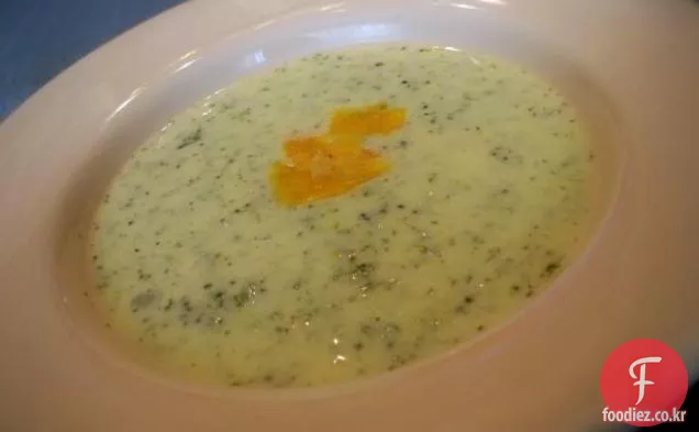 간단한 빵 껍질없는 브로콜리 파이