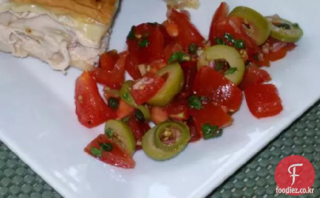 사라 소타의 신선한 토마토와 올리브 양념
