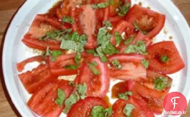 케이 퍼와 바 질 슬라이스 토마토 샐러드