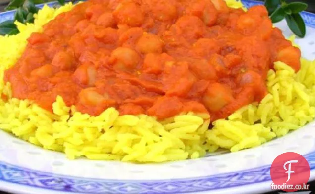 바 스마티 쌀 위에 병아리 콩 카레(인도 스타일)