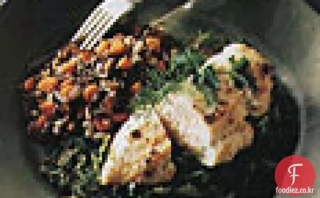 찐 포르 치니와 사보이 양배추 위에 구운 닭고기