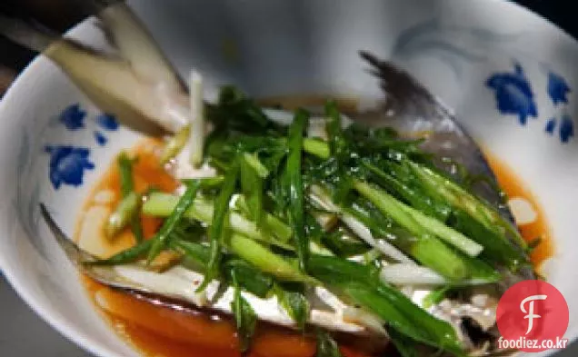 부추와 중국 찐 생선