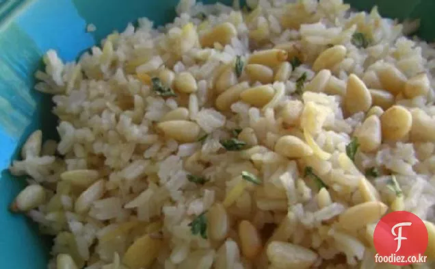 소나무 견과류와 쌀 필라프
