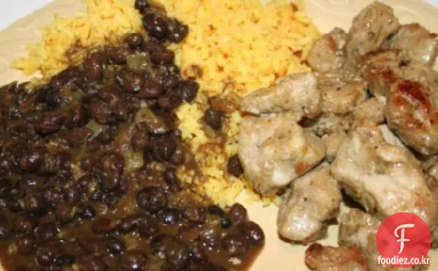 가토벡의 쿠바 돼지 고기,검은 콩,노란 쌀