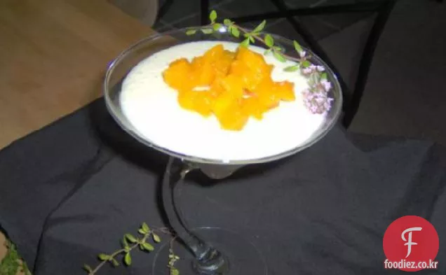 카 다몬 쌀 푸딩을 곁들인 타이 망고