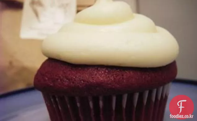 케이크 의사의 빨간없는 벨벳 컵 케이크
