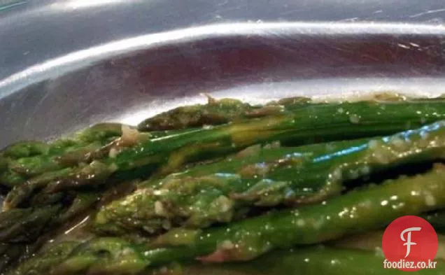 레몬 버터로 찐 아스파라거스