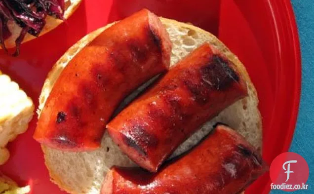 절인 붉은 양배추와 구운 소시지 샌드위치