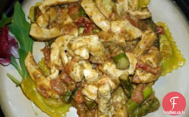 라비올리,치킨,아스파라거스 위에 고르곤 졸라 페스토 소스