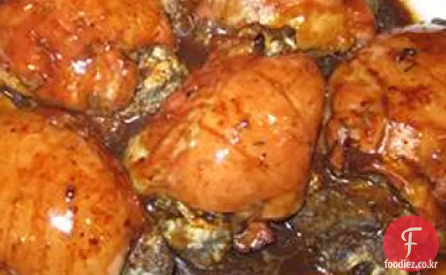 발사믹 팬 소스에 버섯으로 채워진 닭 가슴살