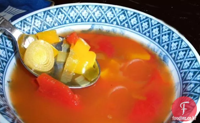 채식 또는 비건 감자 부추 수프