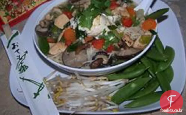 아시아 닭고기 국수 수프
