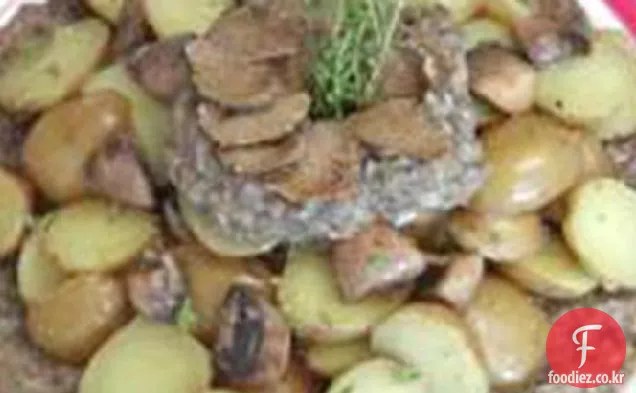 버섯 퓌레를 곁들인 감자 및 송로 버섯으로 장식