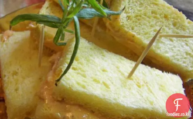 우아한 타라곤과 토마토 버터 차 샌드위치