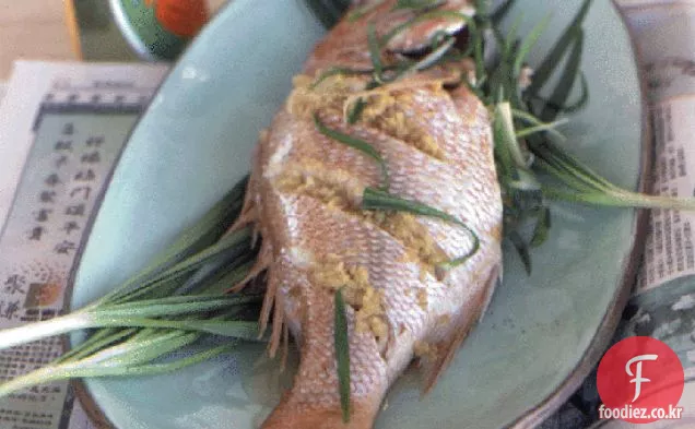 부추와 생강을 곁들인 찐 생선