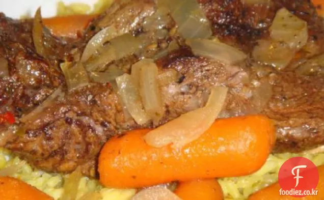 느린 요리 버번 찐 쇠고기 다시 갈비