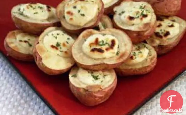 치즈로 채워진 작은 감자