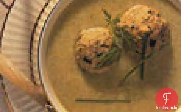 녹색 양파-딜 마조 볼을 곁들인 셀러리와 파스 닙 수프