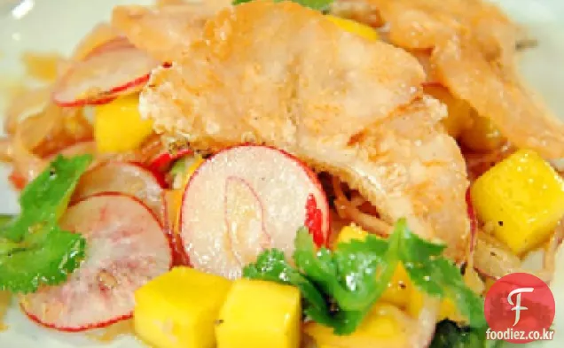 붉은 양파,망고,콩 라임 비네 그레트를 곁들인 바삭한 생선 샐러드
