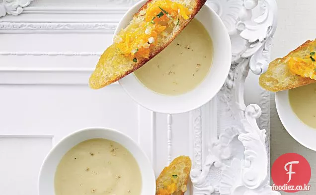 클레멘 타인을 곁들인 셀러리 뿌리 수프-양념 토스트