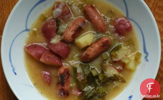 초라한 세련된 케일,감자 및 소시지 수프