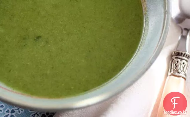 브로콜리,시금치,생강을 곁들인 해독 녹색 수프 레시피