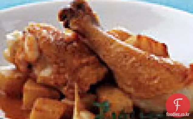 셀러리 뿌리와 마늘 찐 닭고기