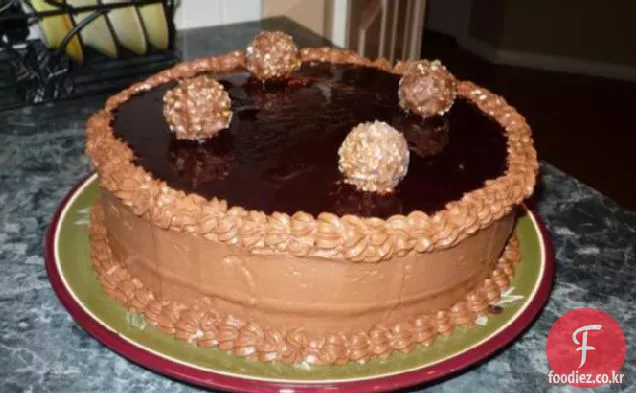 라즈베리 크림 충전 초콜릿 레이어 케이크