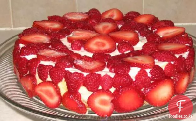 혼합 딸기와 아이리쉬 크림 치즈 케이크
