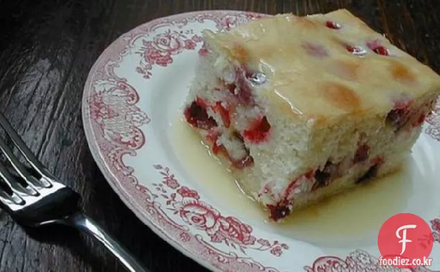 버터 소스와 크랜베리 디저트 케이크