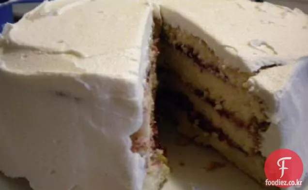 크랜베리 충전 화이트 초콜릿 레이어 케이크
