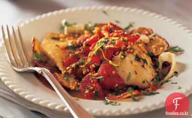 구운 감자,토마토,살 모리 글 리오 소스를 곁들인 구운 생선
