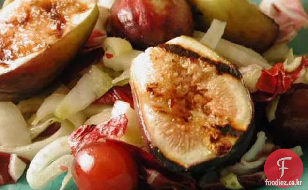 구운 무화과,포도,쓴 채소의 따뜻한 샐러드