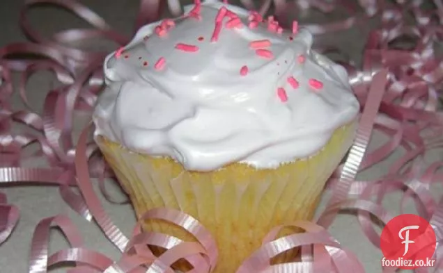 매그놀리아 베이커리의 바닐라 생일 케이크와 설탕 장식