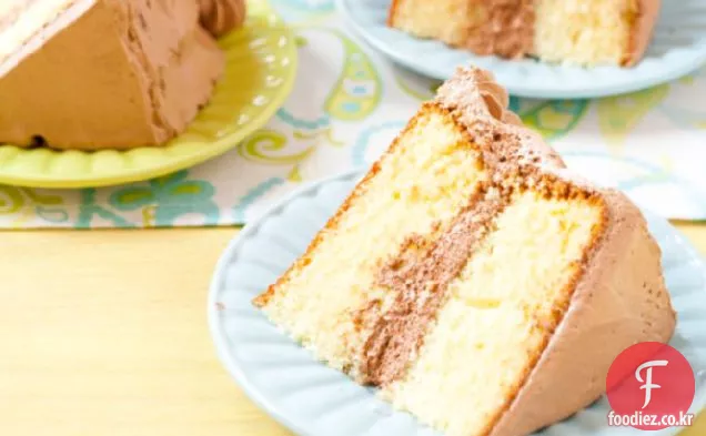 푹신한 초콜릿 가나슈 설탕을 입힌 노란색 생일 케이크