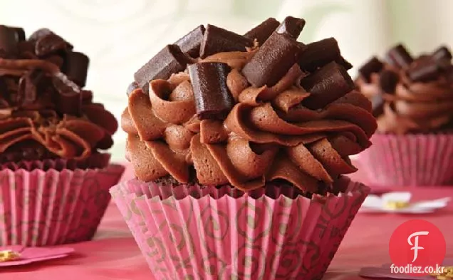 초콜릿-초콜릿 덩어리 컵 케이크