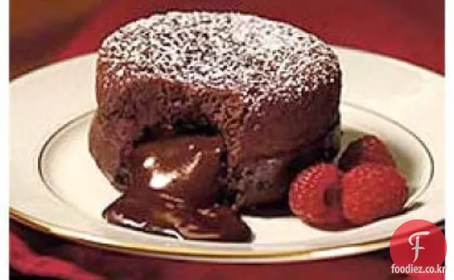 어두운 뜨거운 초콜릿 케이크