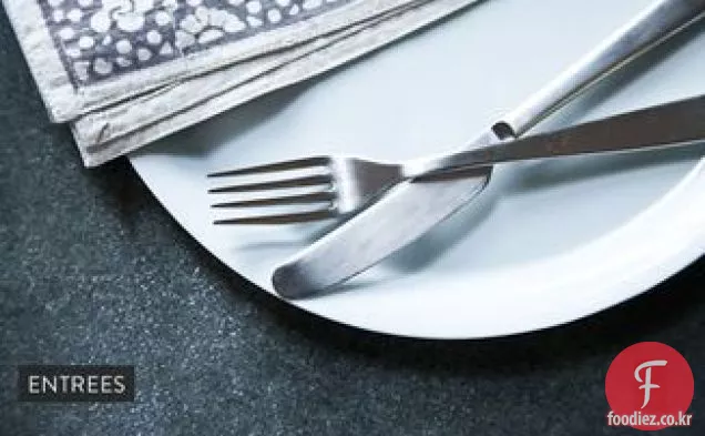 허브,감귤류,멸치 버터를 곁들인 립아이 스테이크와 버섯